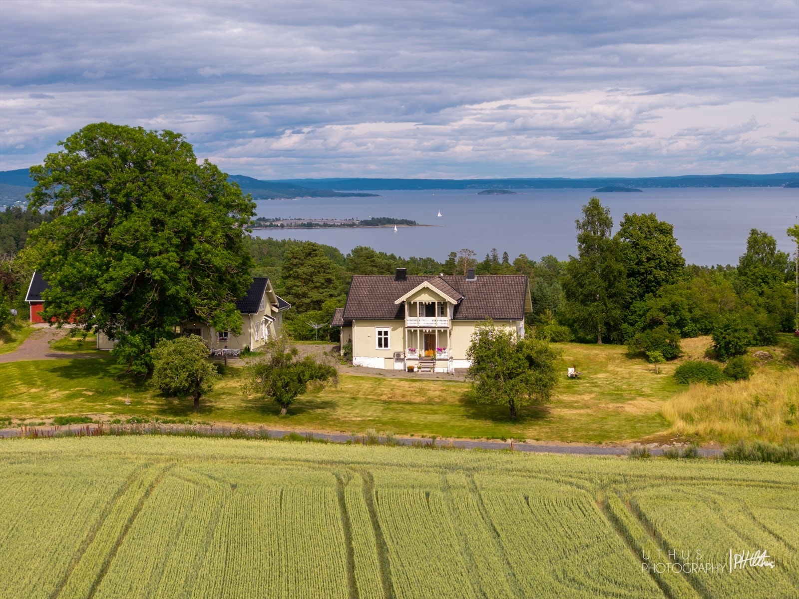 Velkommen til Våleveien 220 og 222! Historisk perle i landlige omgivelser med flott utsikt over Oslofjorden. Bestående av hovedhus, kårbolig, stor dobbeltgarasje med underetasje. God lagringsplass. Nytt lekkert kjøkken fra 2024. Galleribilde