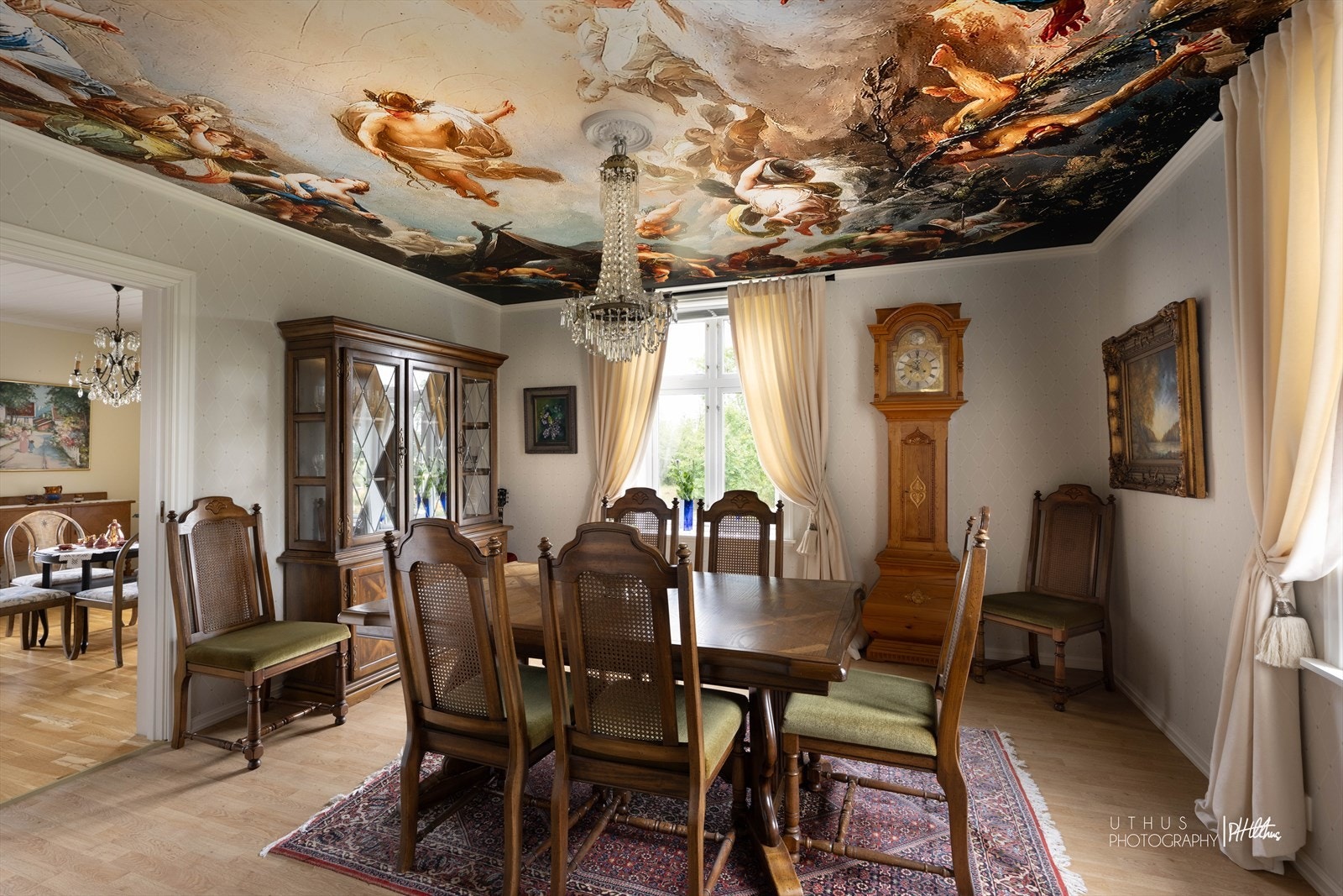 Rommet har gjennomgående tregulv og vinduer som gir rikelig med lys. Galleribilde