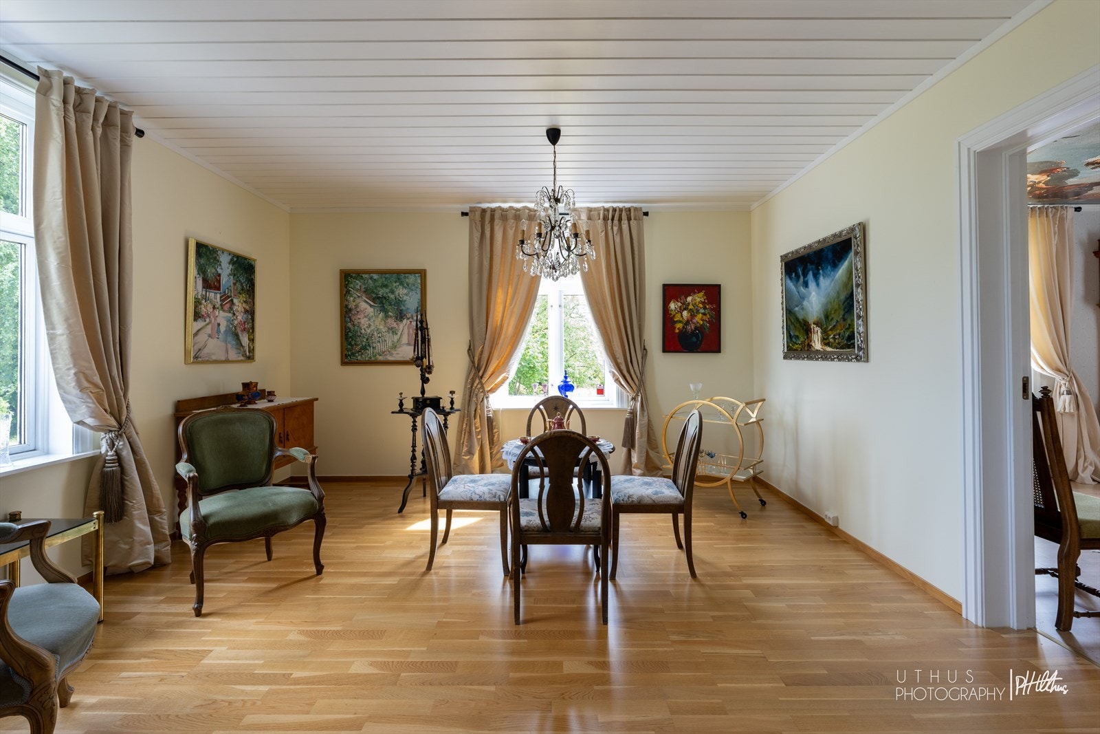 Hovedhuset har flere stuer som gir fleksible møbleringsmuligheter. Galleribilde