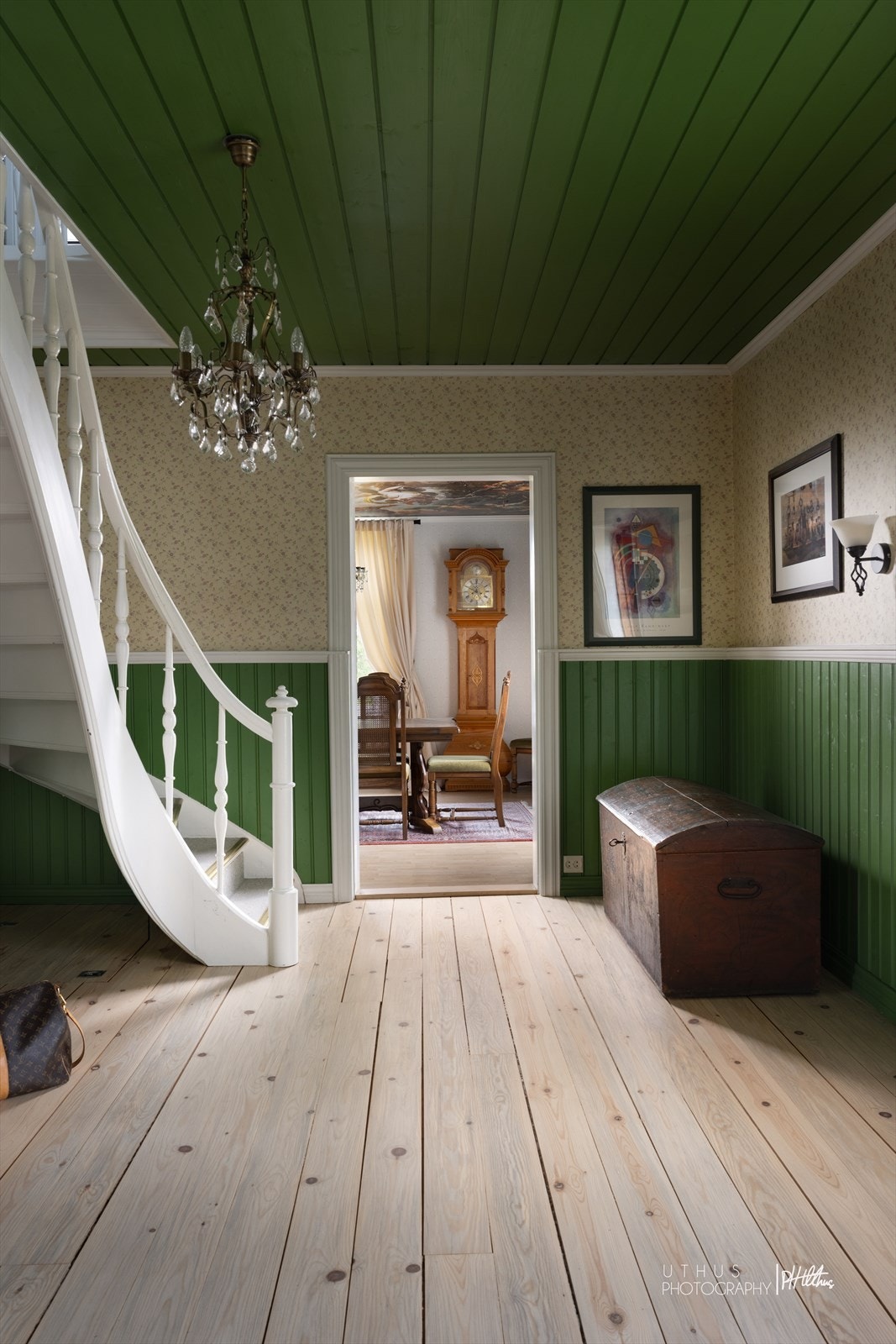 Den malte tretrappen med sving fører opp til andre etasje. Galleribilde
