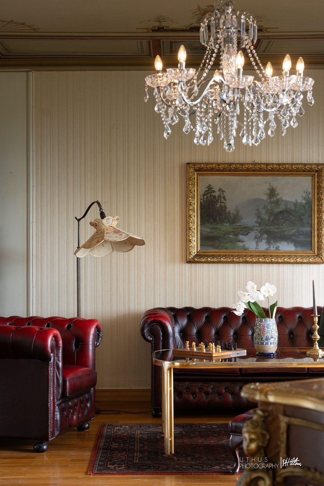 Klassiske detaljer og god takhøyde preger stuene i hovedhuset. Galleribilde