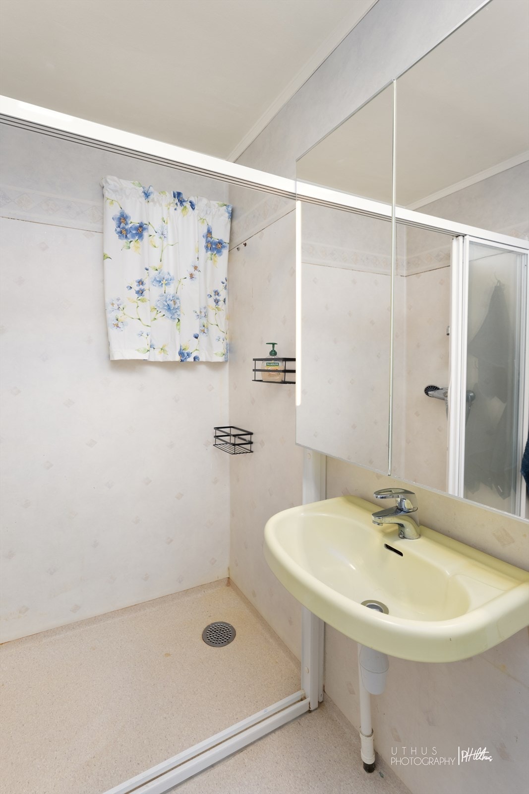 Badet i første etasje har dusjhjørne og elektriske varmekabler. Galleribilde