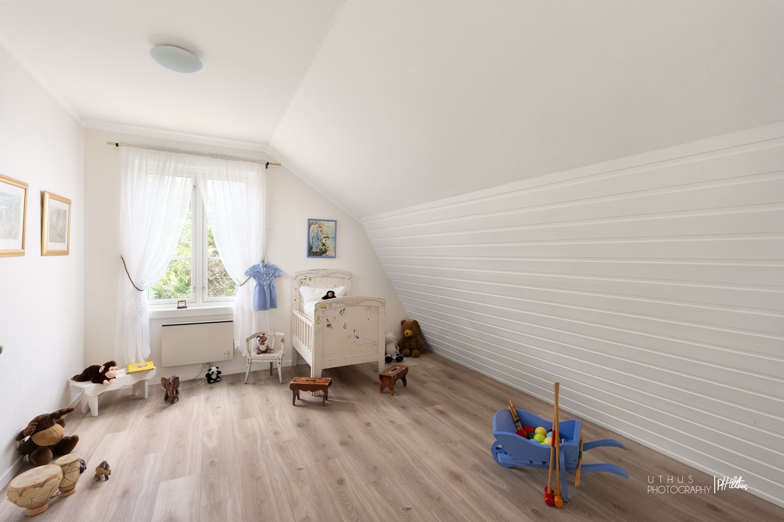 Soverom i loftsetasjen med plass til seng og oppbevaring. Galleribilde