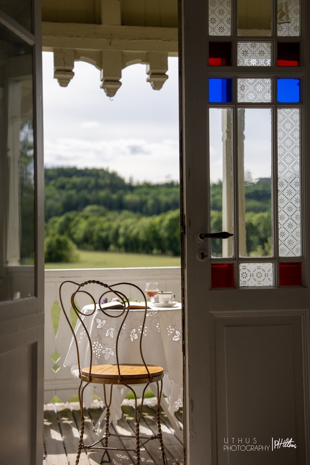 Balkongdøren har farget glass som gir et særpreget uttrykk. Galleribilde