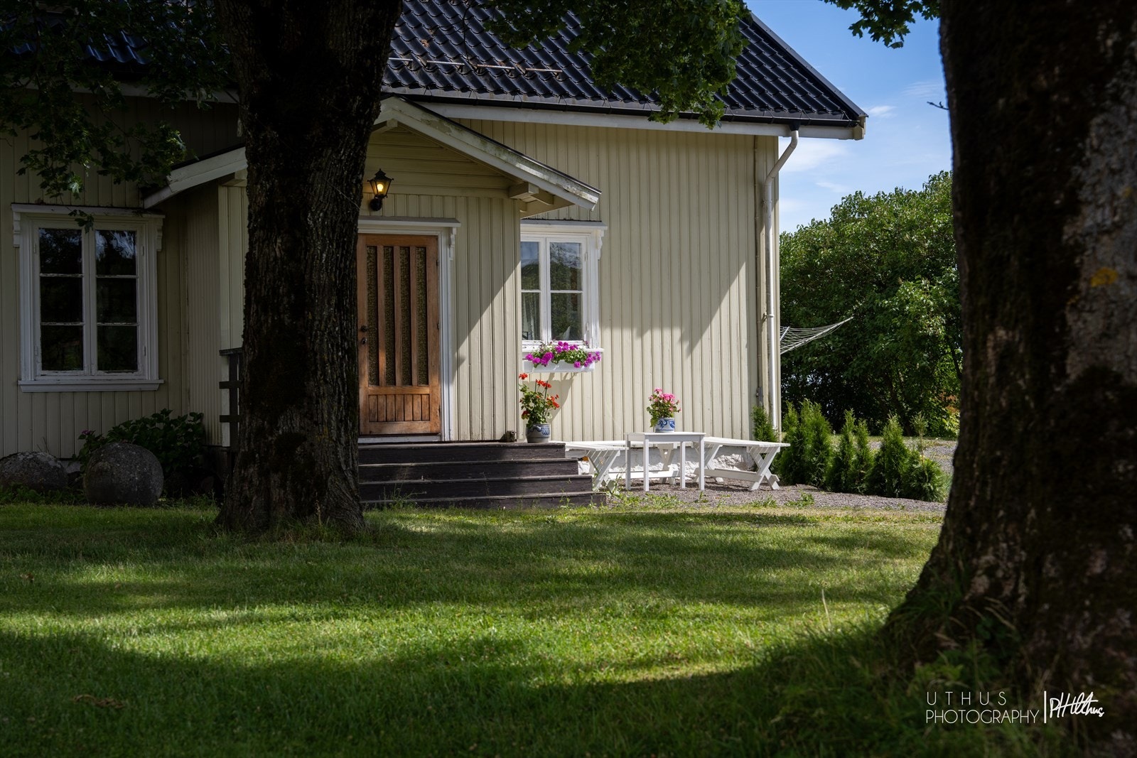 Eiendommen er omkranset av store trær og grøntarealer. Galleribilde