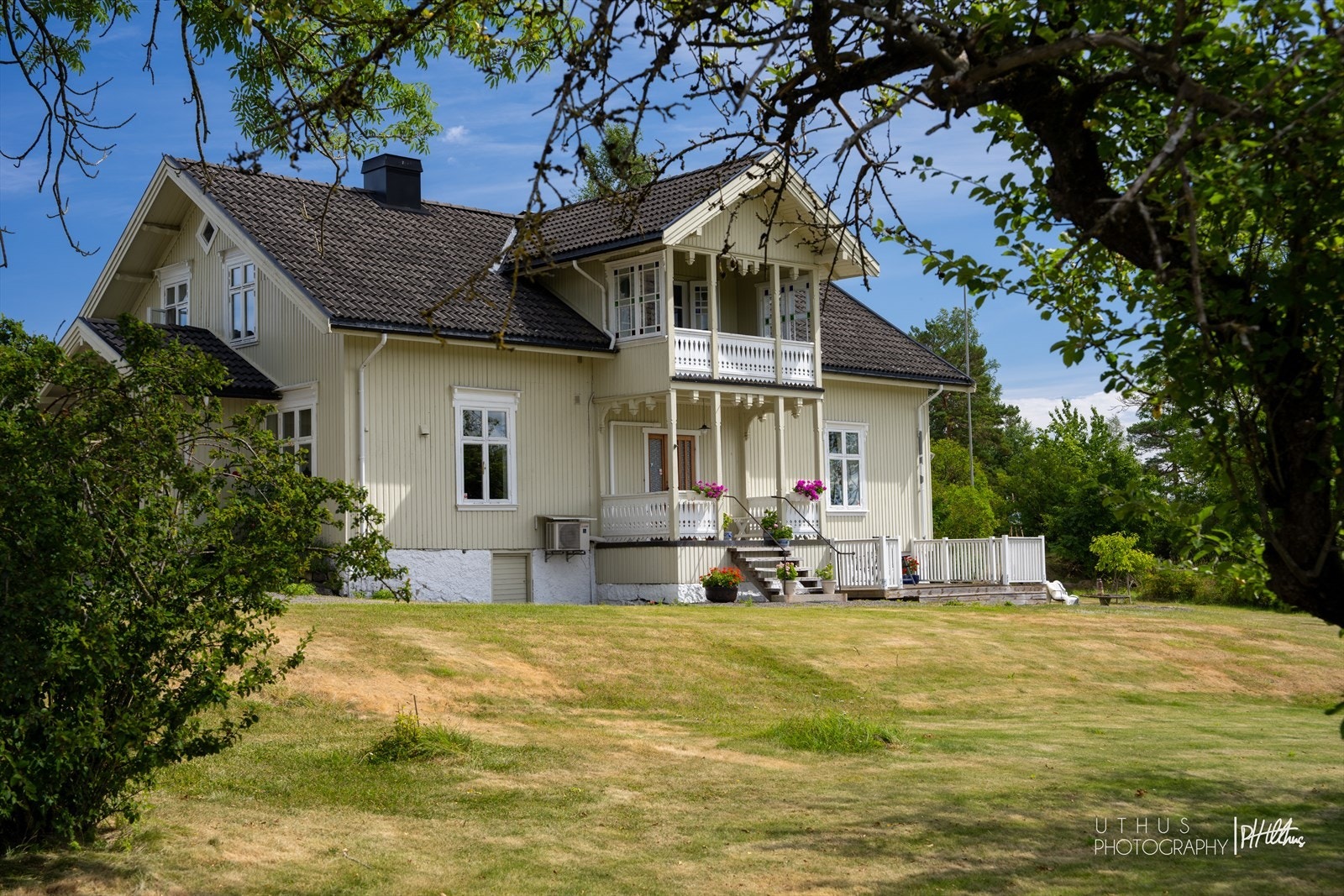 Hovedhuset har en fasade med stående bordkledning og grunnmur i naturstein. Galleribilde