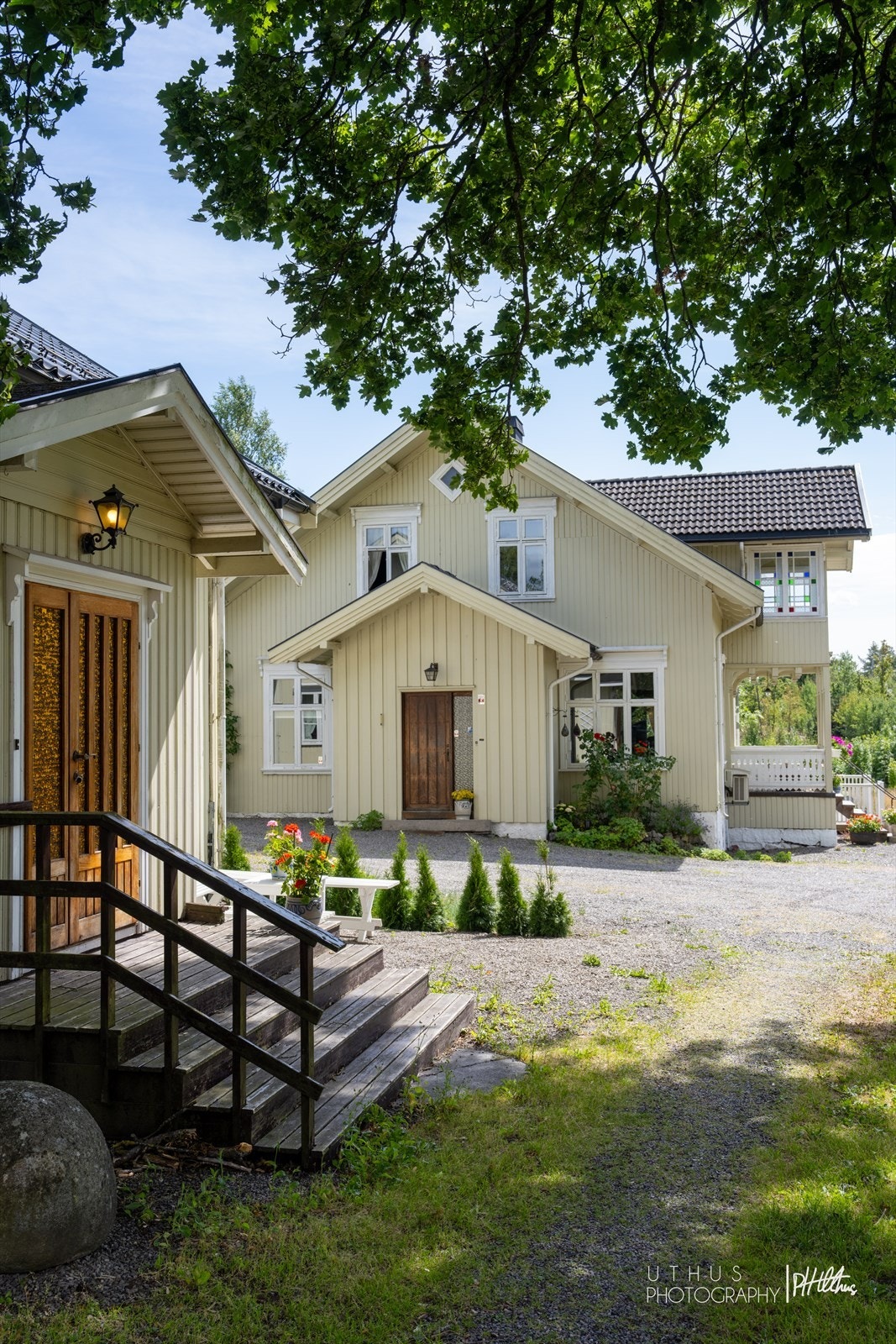 Eiendommen har et stort, gruset tun med adkomst til begge boligene. Galleribilde