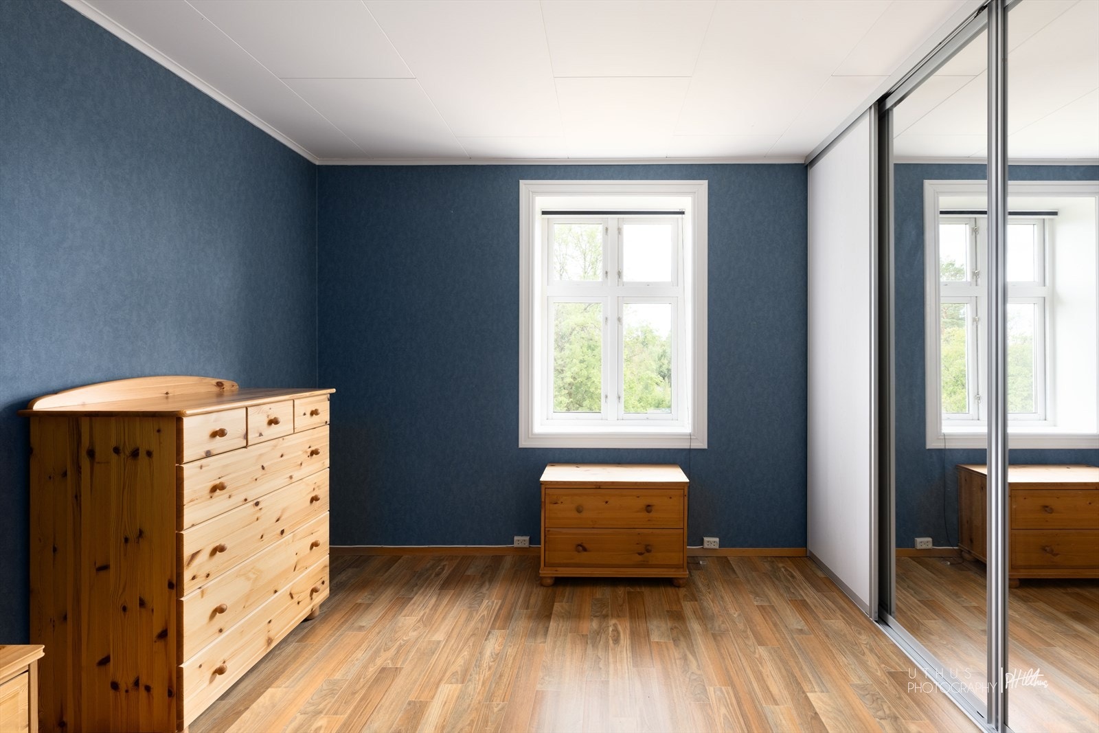 Skriv soverom 2 med romslig skyvedørsgarderobe i "Mesh innredning" fra Elfas. Galleribilde