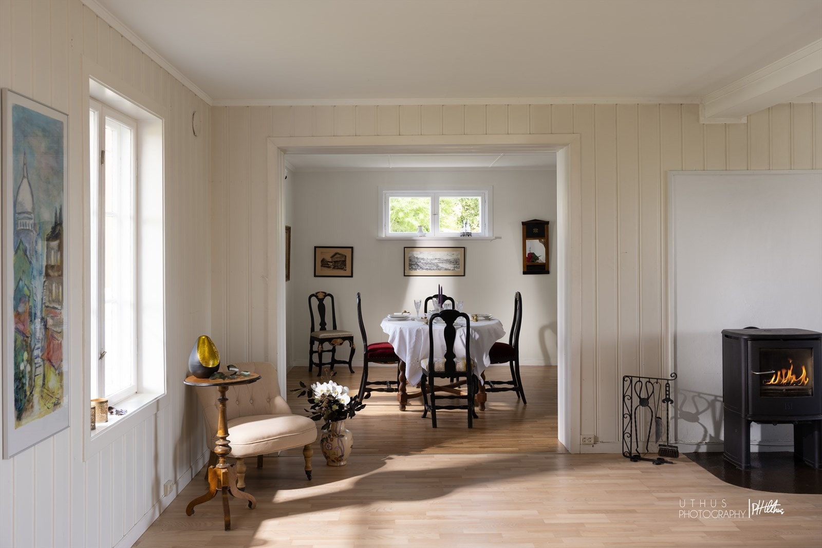 Kårboligen har en romslig stue med vedovn og åpen løsning mot spisestuen. Galleribilde
