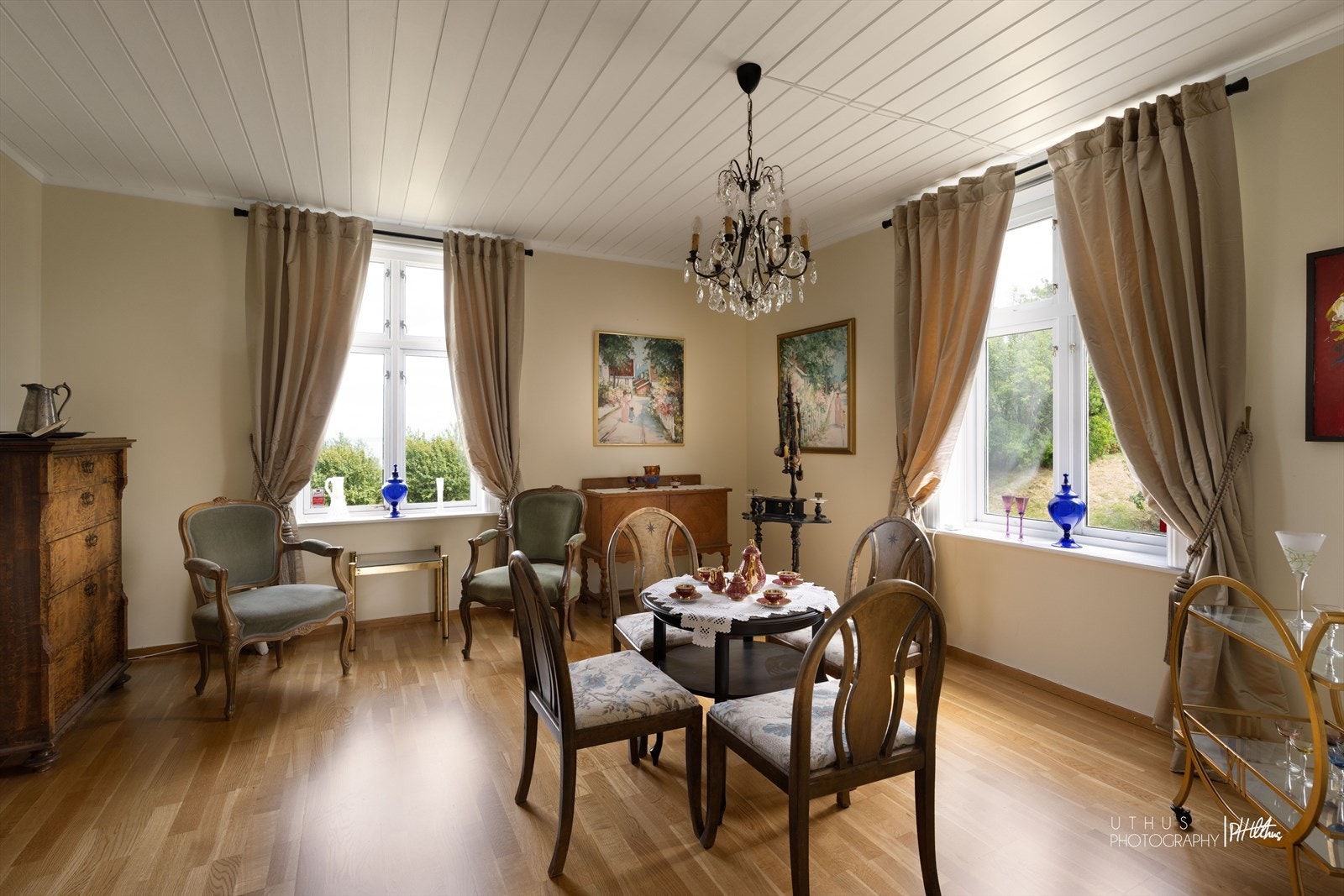 Stue med plass til flere sittegrupper. Galleribilde