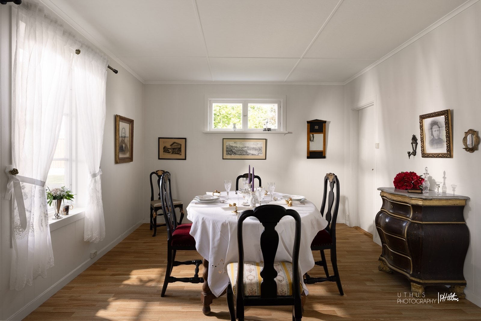 Spisestuen har god plass til et langbord for sosiale sammenkomster. Galleribilde