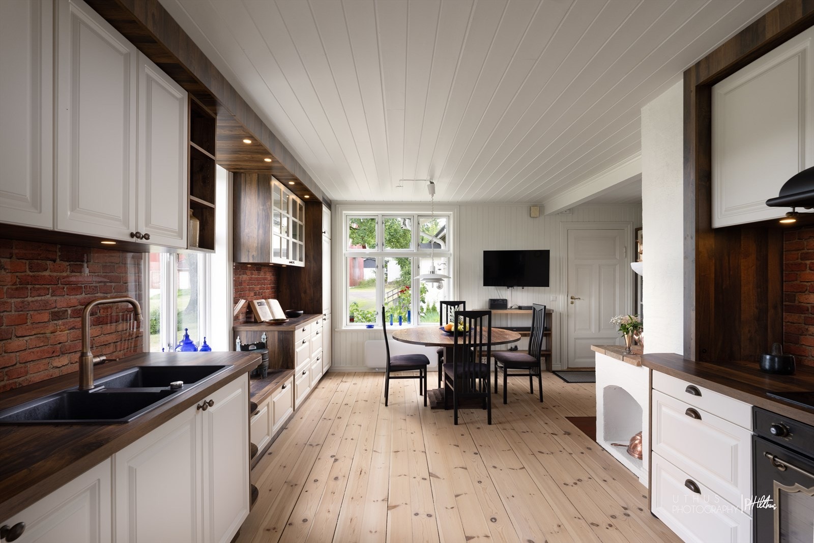Hovedhusets kjøkken er nytt i 2024, levert av tyske Tausendschøn, nå Mesterverkinnredninger AS (Møbelsnekker i Sandefjord) med hvitevarer fra SMEG og Siemens. Galleribilde