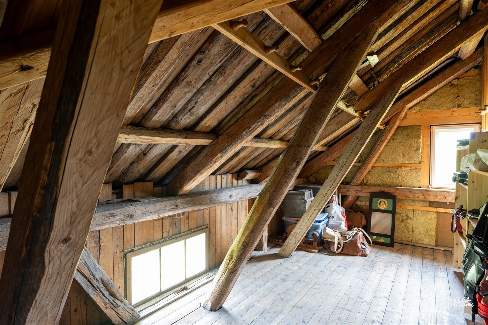 Hovedhusets loft har synlige tømmerkonstruksjoner og lagringspotensial. Galleribilde