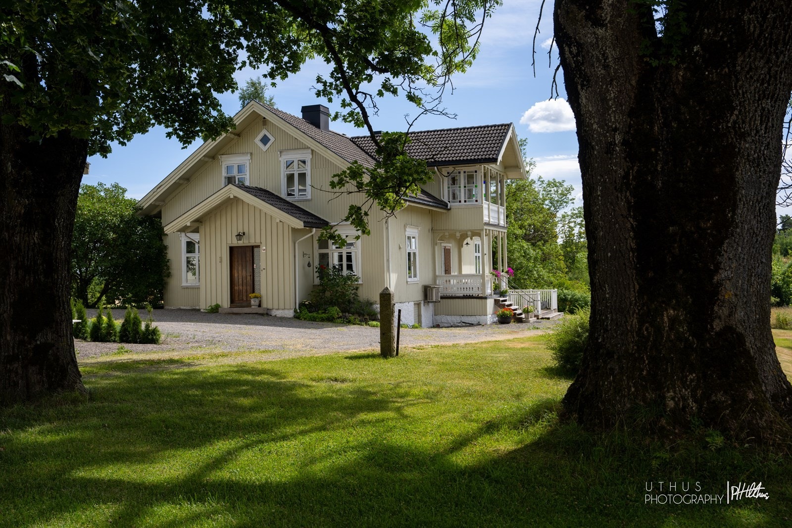 Eiendommen består av et hovedhus og en kårbolig, landlig beliggende med utsikt mot fjorden. Galleribilde