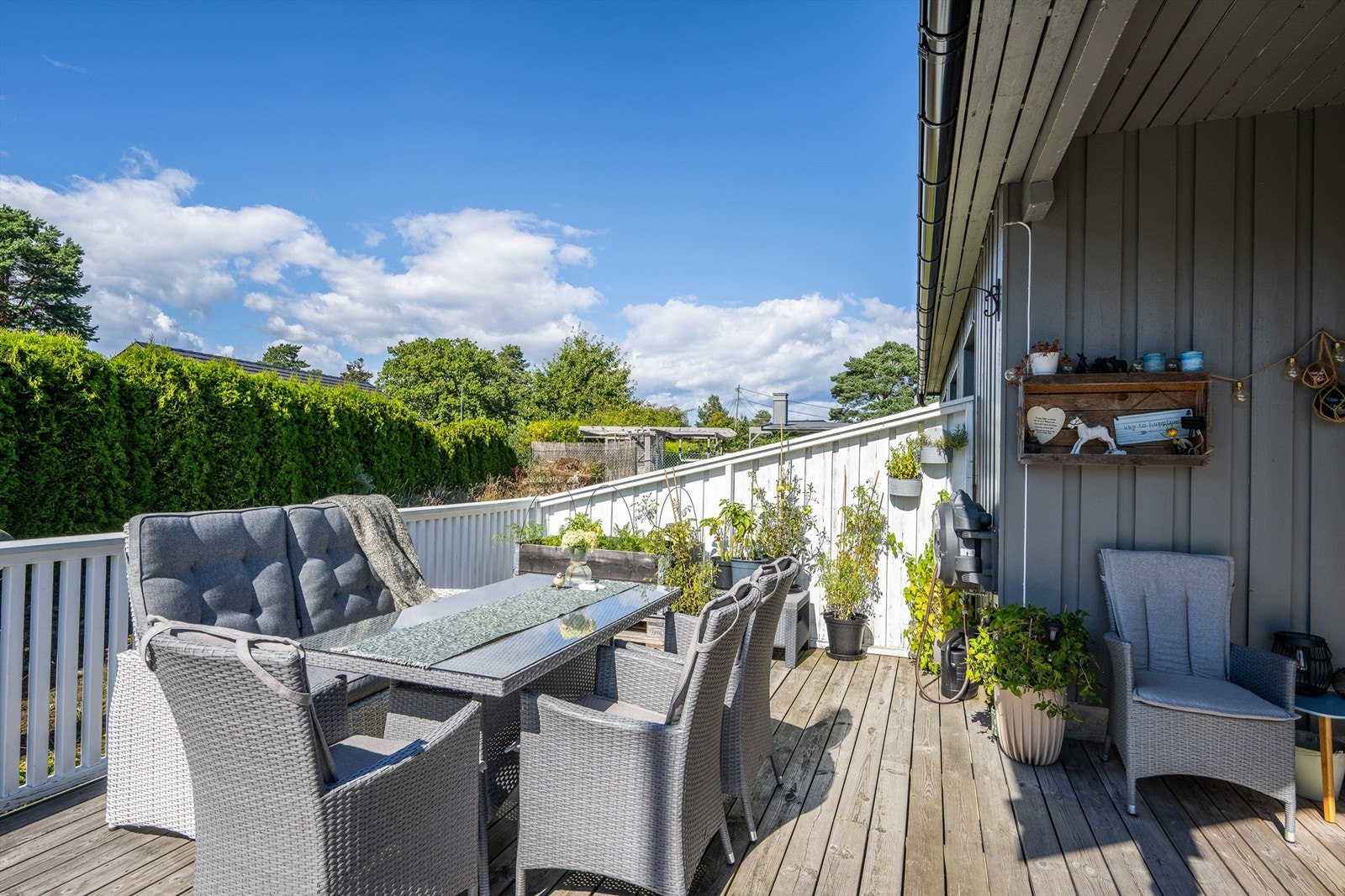 Terrassen har god plass til både spisebord og grill. Galleribilde