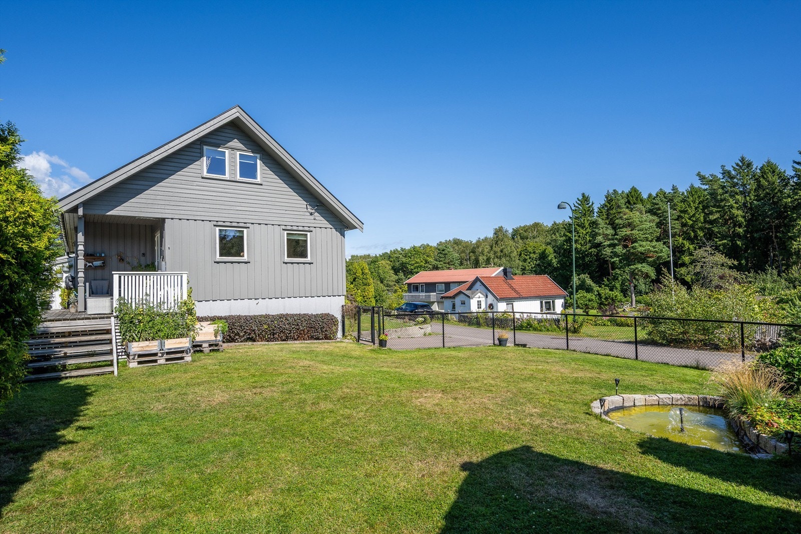 Pent opparbeidet og inngjerdet hage som er trygg for barn og dyr. Galleribilde
