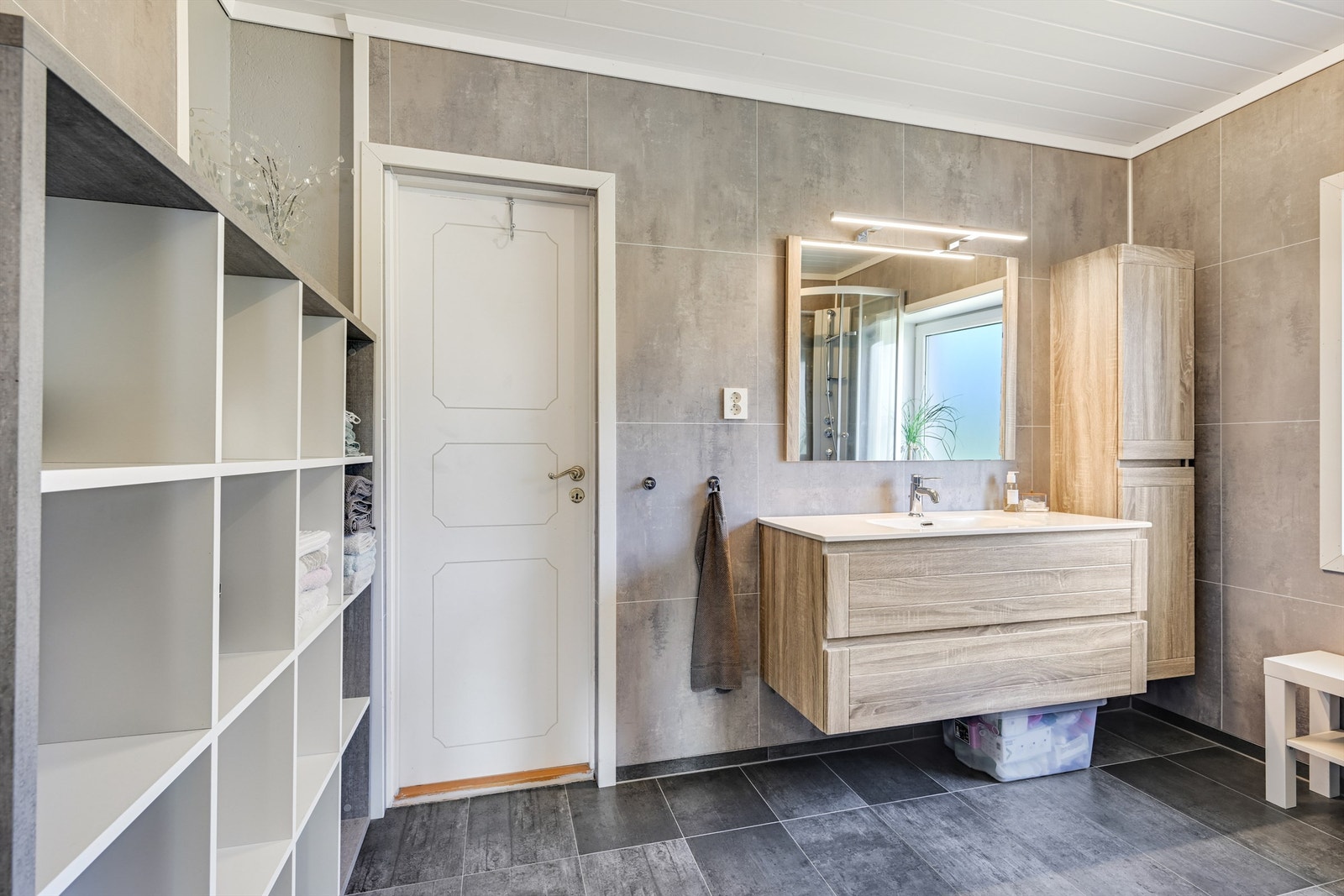 Godt med oppbevaringsplass på badet i både skuffer og hyller. Galleribilde
