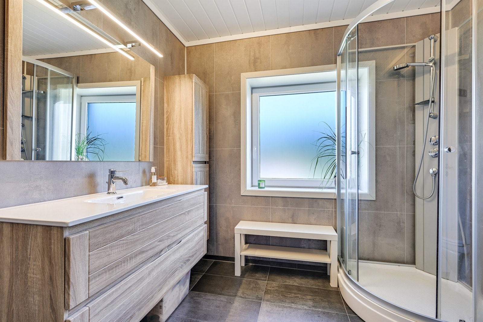 Badet i første etasje ble oppgradert i 2020 med fliser og baderomsplater. Galleribilde