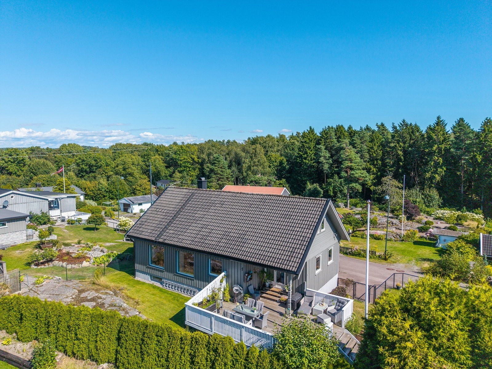 Fra eiendommen er det kort vei til flotte turområder i skogen. Galleribilde