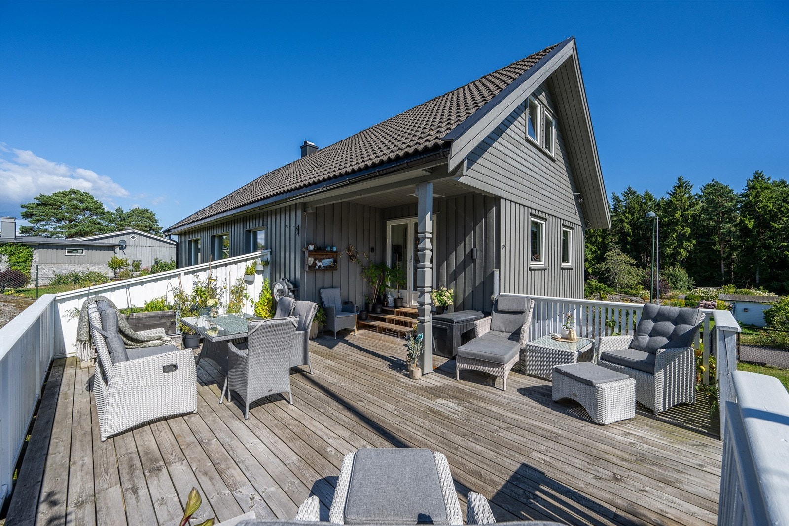 Stor, vestvendt terrasse på ca. 37 m², bygget i 2018, med god plass til flere sittegrupper. Galleribilde