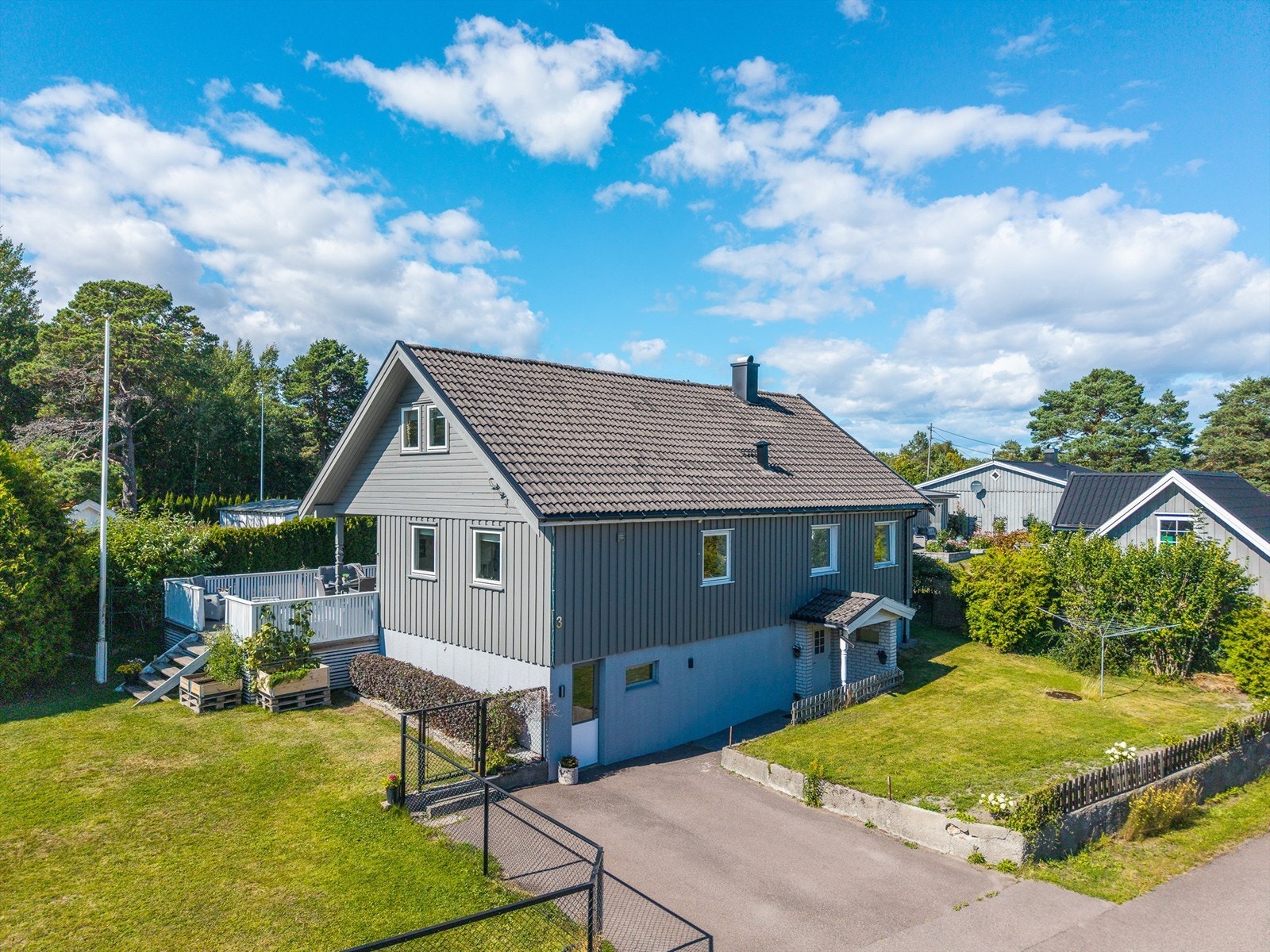 En romslig enebolig over tre plan med innholdsrik planløsning, hyggelig hage og dobbeltgarasje Galleribilde