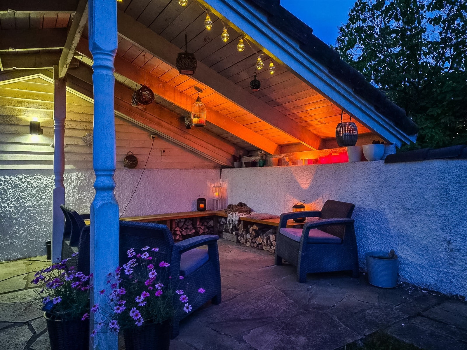 Den overbygde uteplassen er perfekt for sene sommerkvelder. Galleribilde
