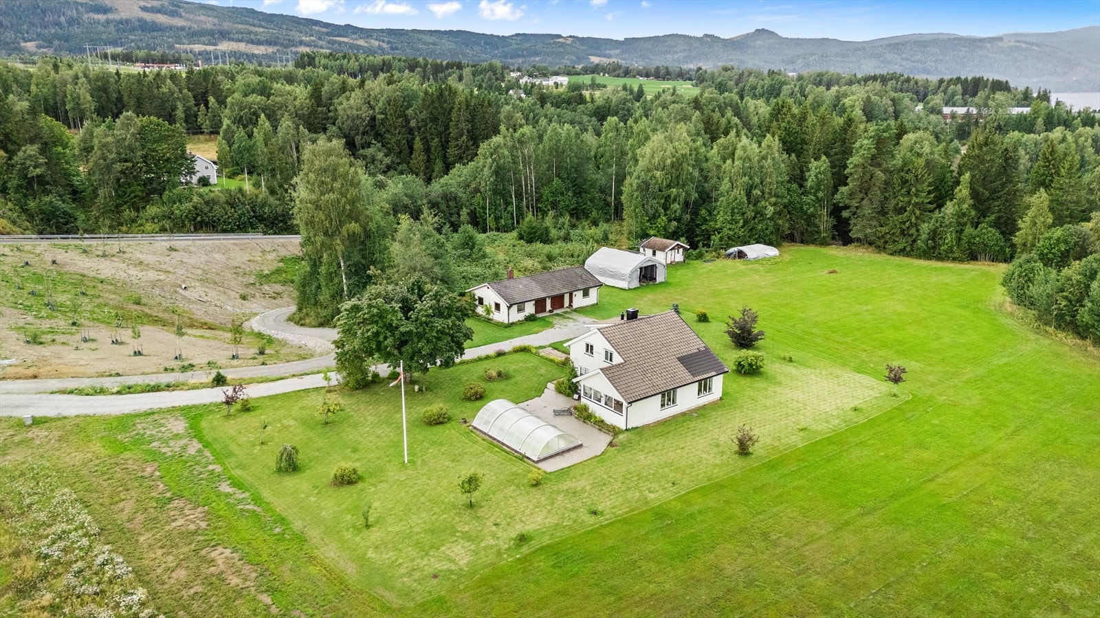 Landlige omgivelser med store, åpne arealer. Galleribilde