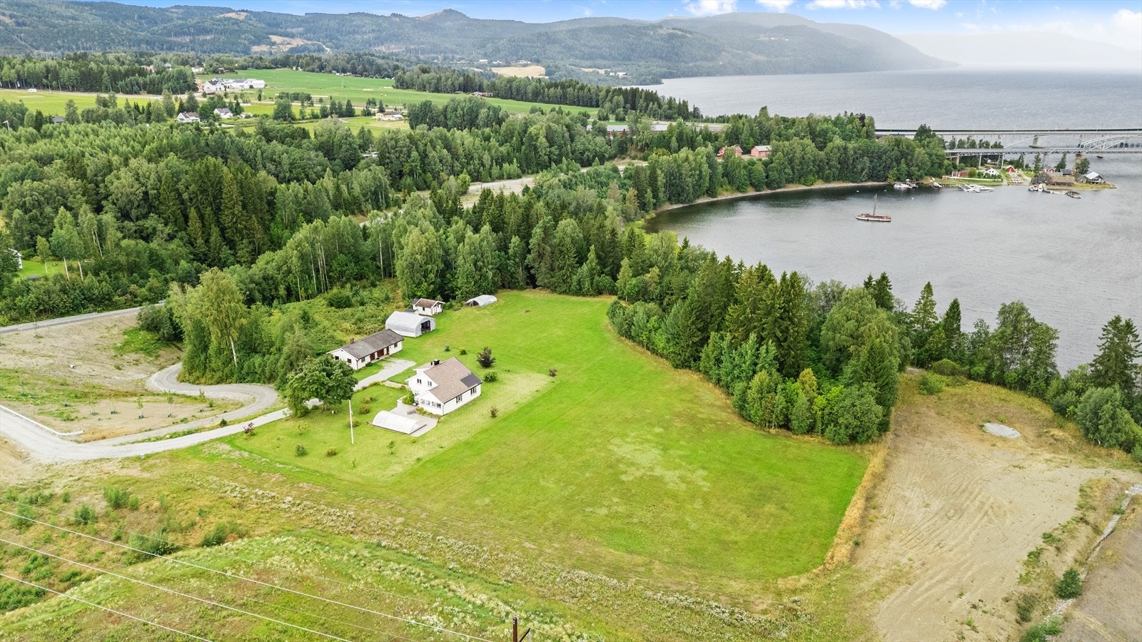 Enebolig over tre plan med stor tomt og landlig beliggenhet nær Mjøsa. Galleribilde
