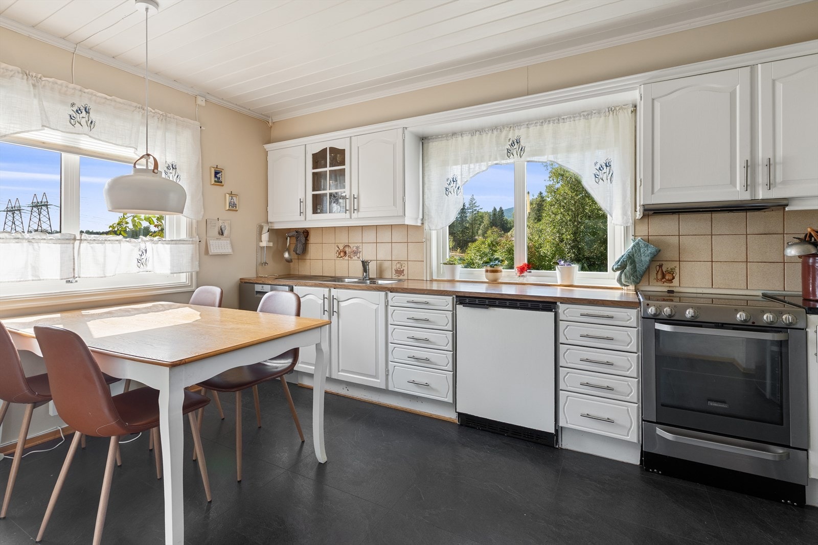 Benkeplate i laminat og fliser over arbeidsflatene. Galleribilde
