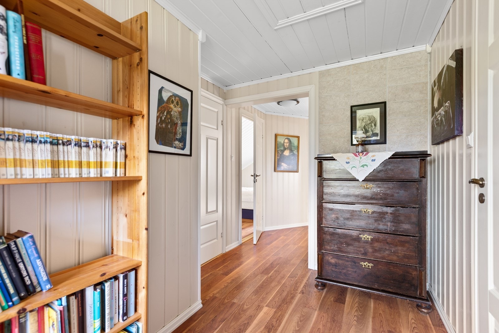 Gang i andre etasje som binder sammen rommene. Galleribilde