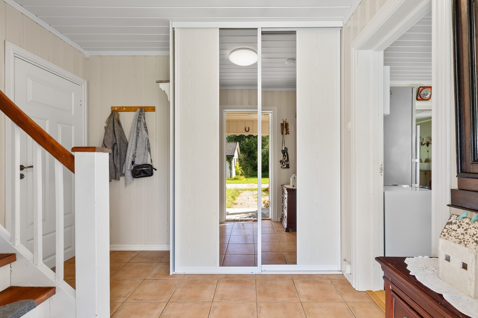 Romslig entré med plass til oppbevaring og trapp til andre etasje. Galleribilde