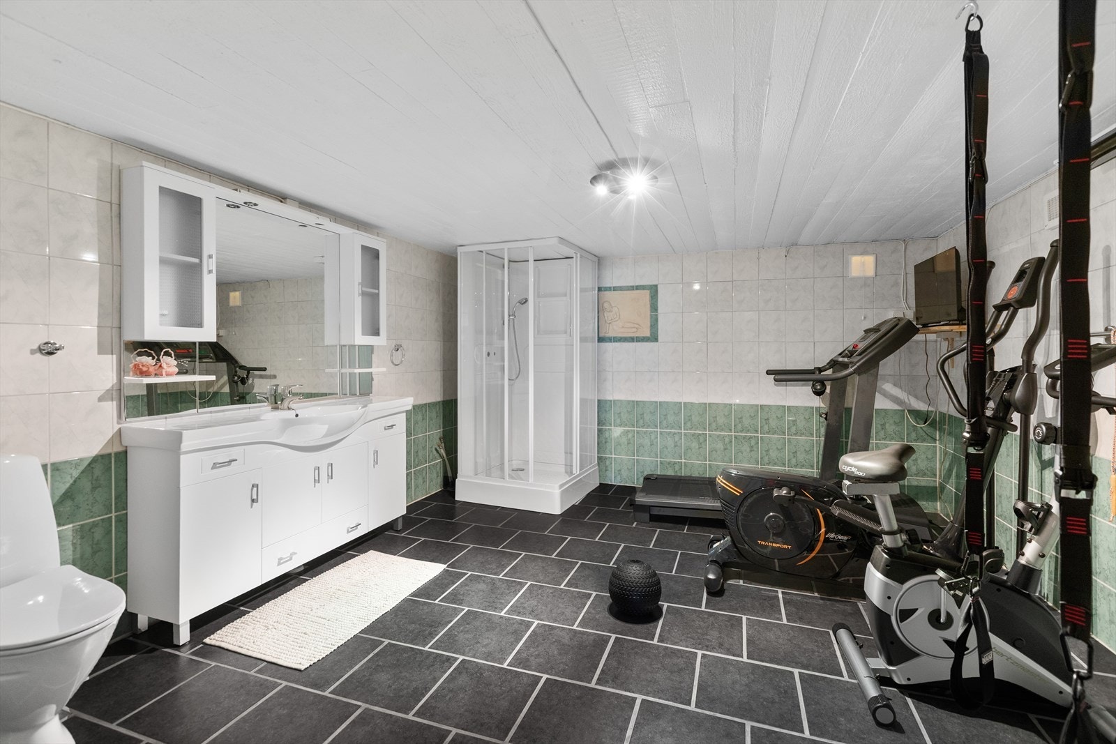 Bad i kjeller, etablert rundt 2006 uten søknad eller godkjennelse. Galleribilde