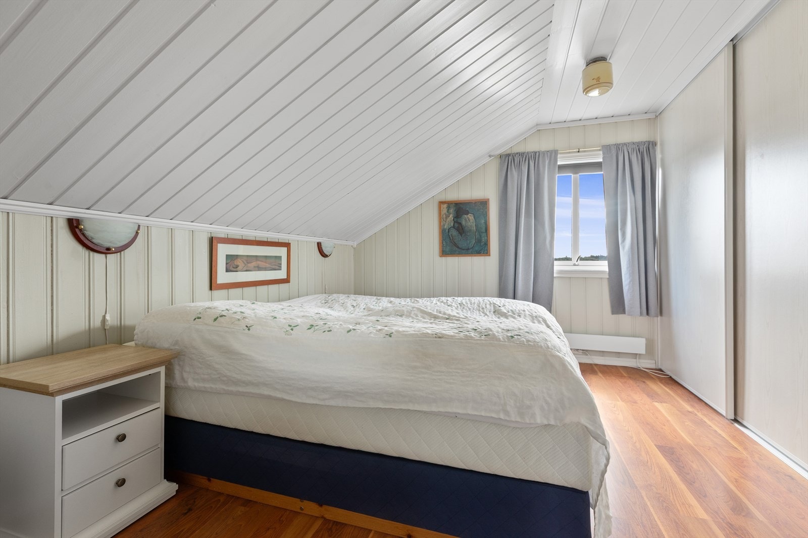 Soverommet i etasjen har god plass til seng og ønsket nattbord. Galleribilde