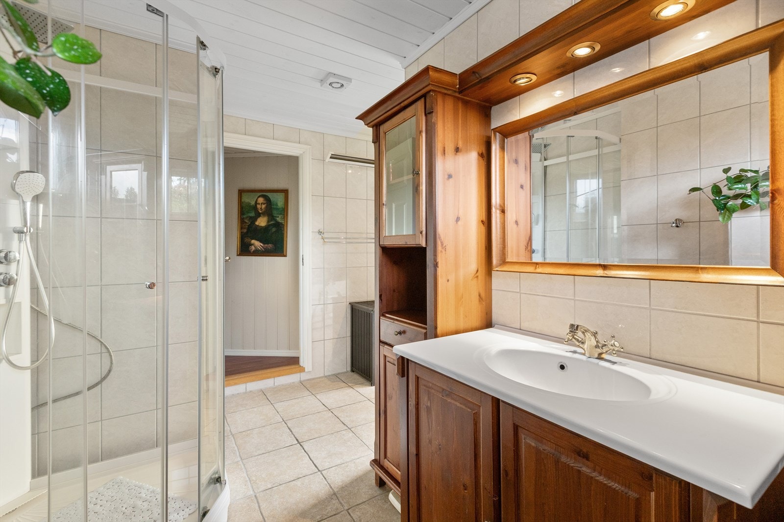 Badet har gulvvarme og mekanisk avtrekk. Galleribilde