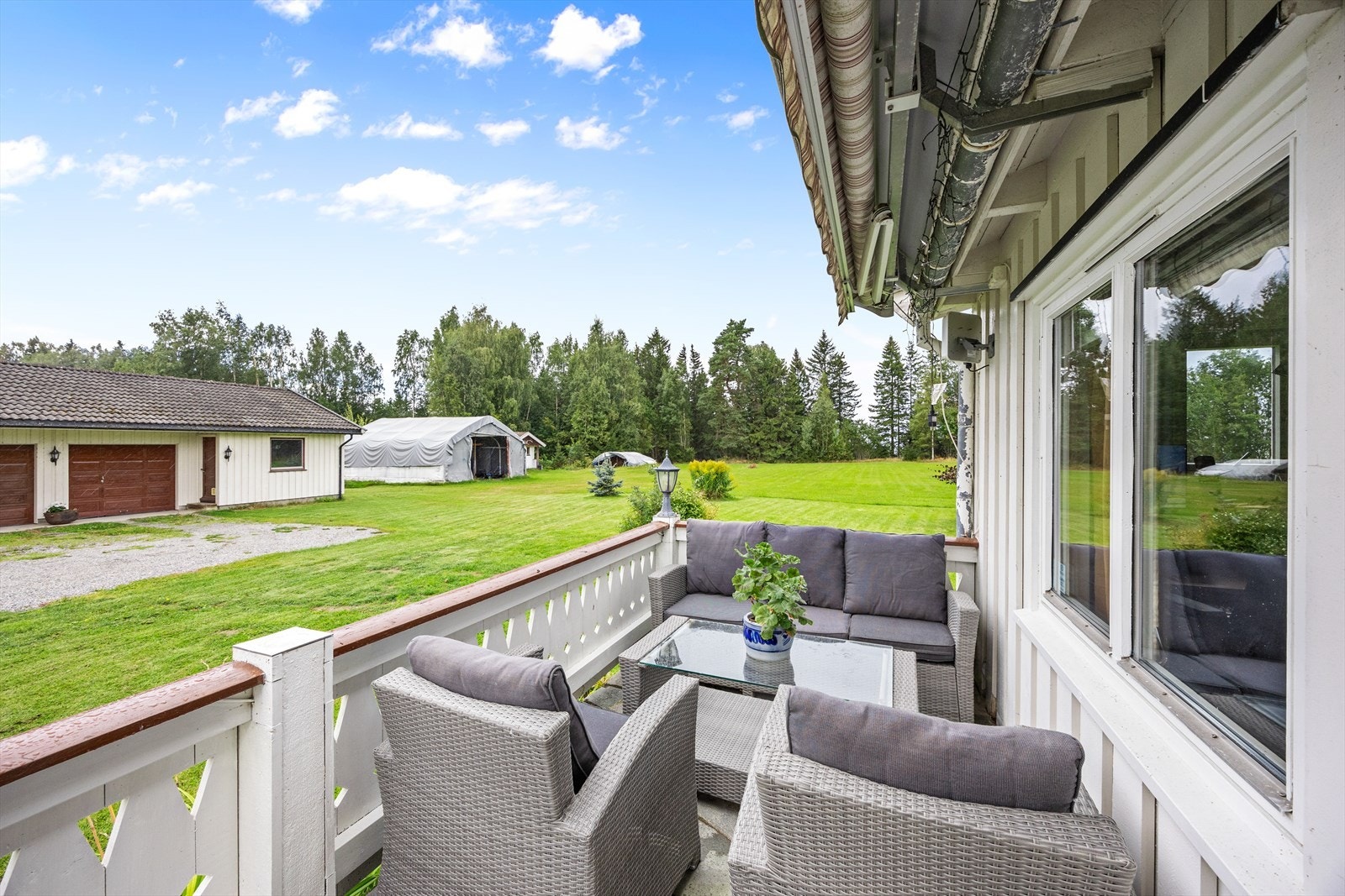 Ved inngangspartiet er en opprinnelig terrasse utvidet, og har plass til sittegruppe. Utvidelsen av terrassen er ikke søkt. Galleribilde