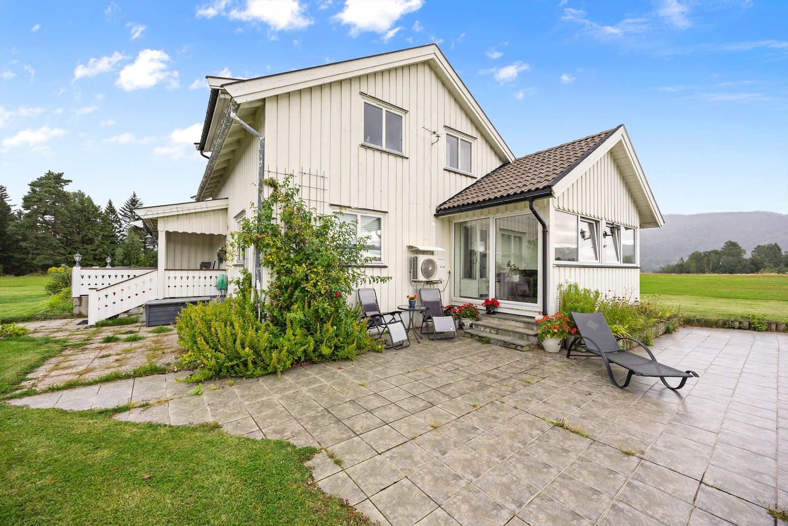 Uteplass med steinheller og direkte tilknytning til hagen. Galleribilde