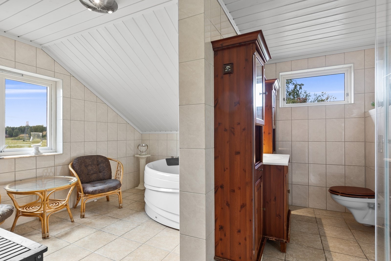 Badet i andre etasje er utstyrt med både badekar og dusjkabinett. Galleribilde