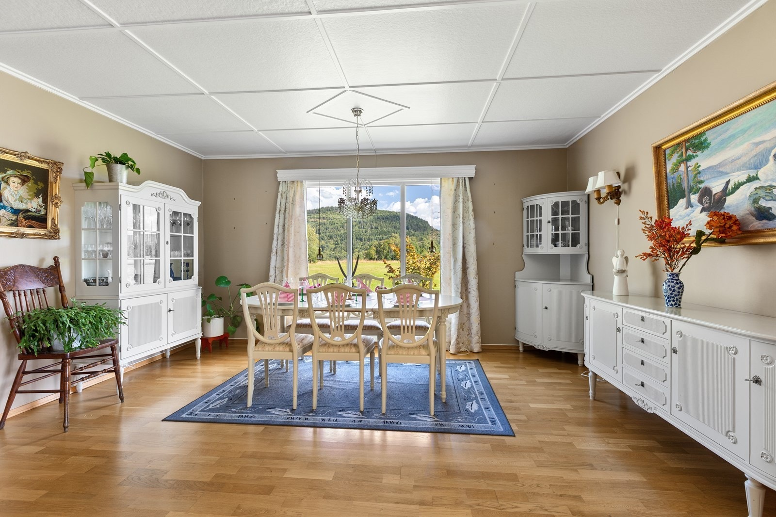 Store vindusflater i stuen gir rikelig med naturlig lys. Galleribilde