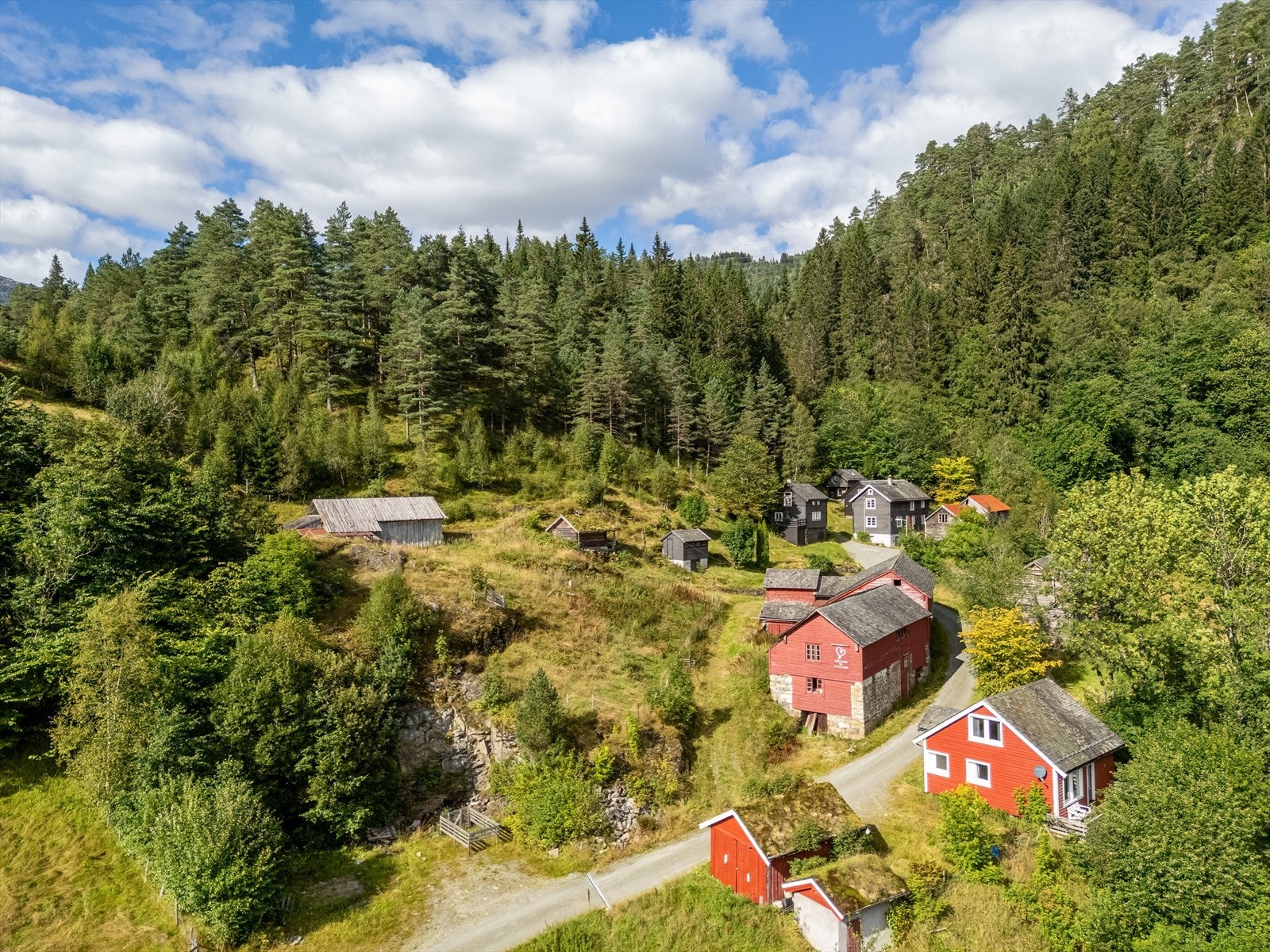 Klyngetun bestående av flere bygninger. Galleribilde