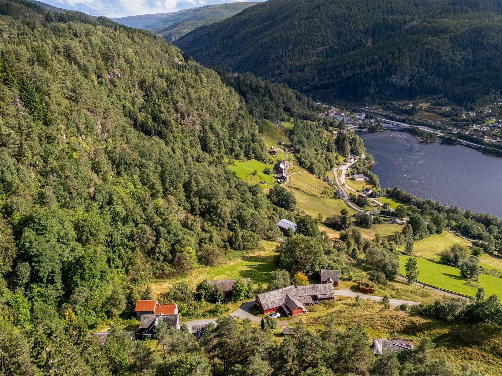Eiendommen ligger høyt og fritt over Evanger sentrum. Her har en god utsikt og fine solforhold. Galleribilde