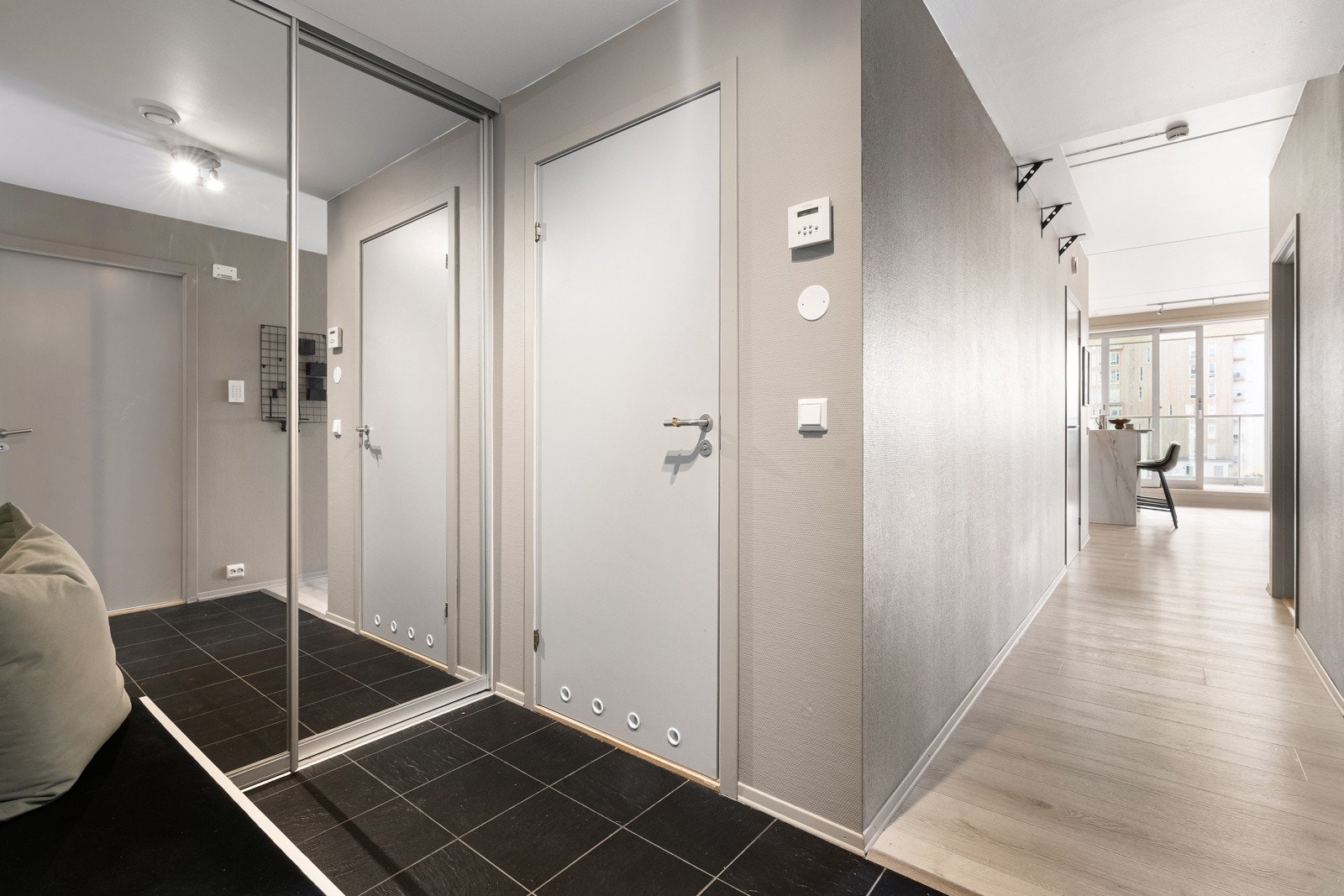 Velkommen inn! Lys og romslig entré med skyvedørsgarderobe som bidrar til god oppbevaringsplass.