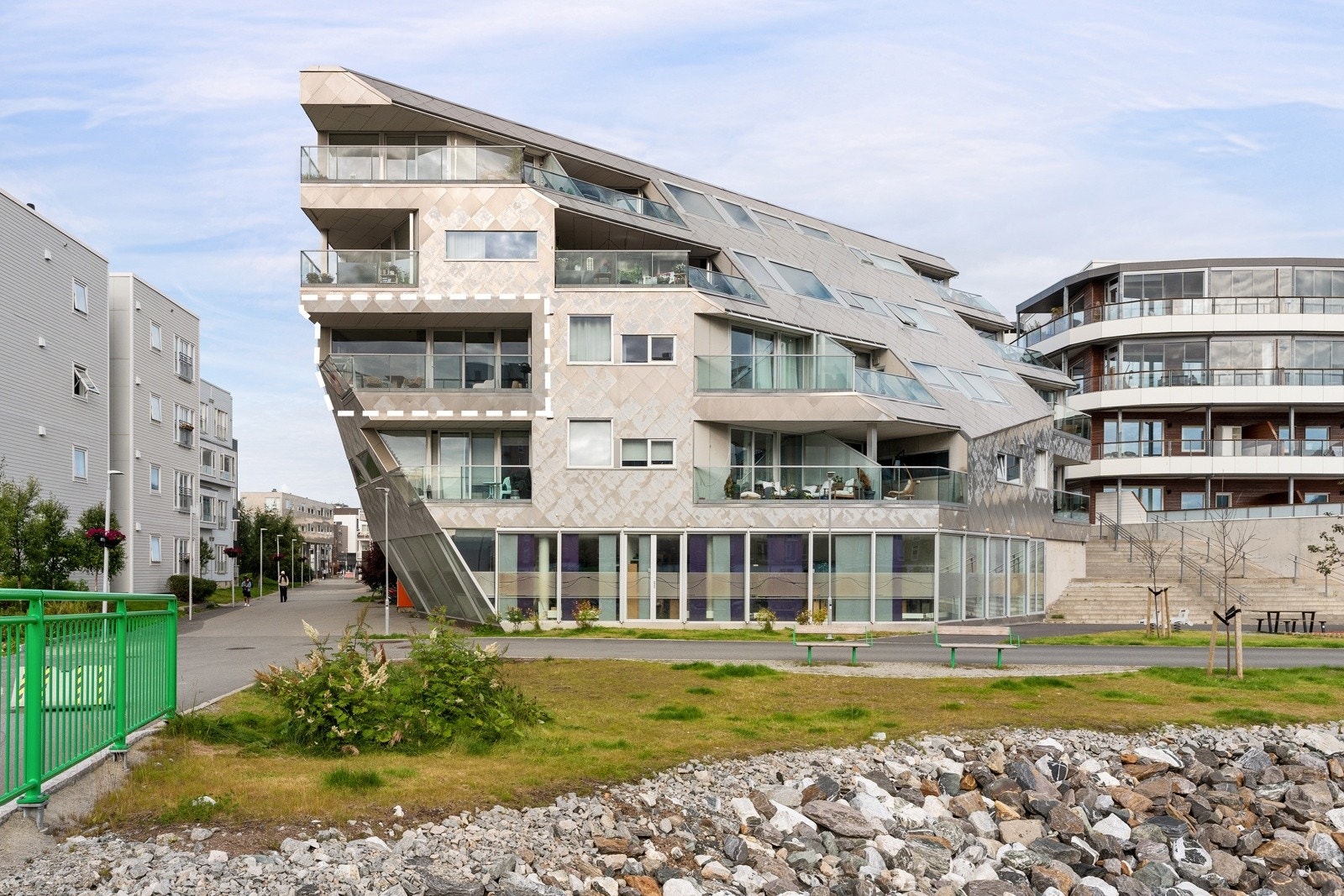 Leiligheten ligger fint til i 3. etasje med gode sol- og utsiktsforhold. Arkitekttegnet bygg fra 2009.