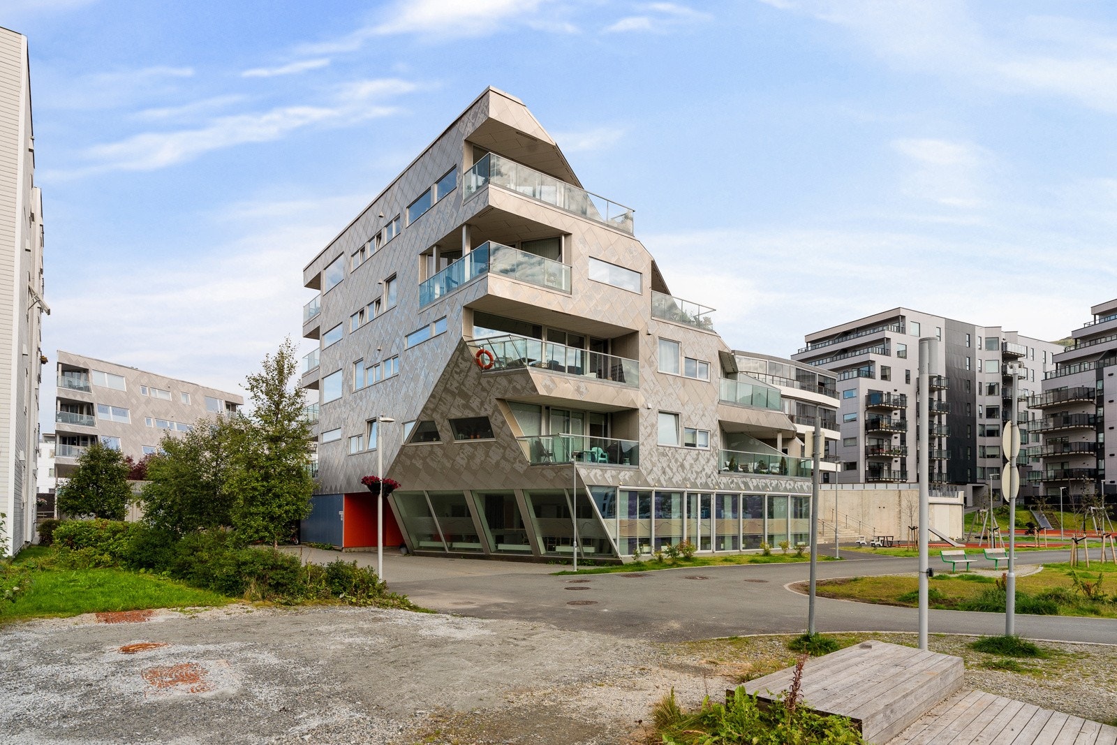 Bygget og leiligheten er tegnet av det velkjente arkitektkontoret 70  N arkitektur, og utmerker seg med sitt urbane og elegante særpreg.