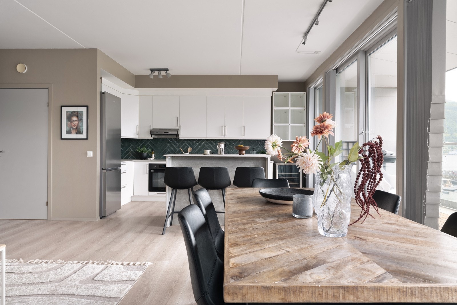 Leiligheten framstår gjennomgående moderne.