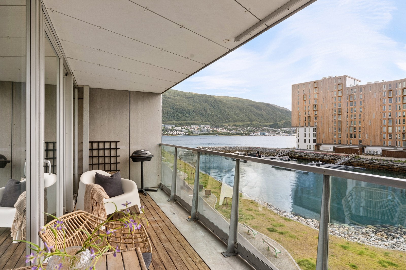 Fra stuen er det utgang til den sørvendte verandaen.