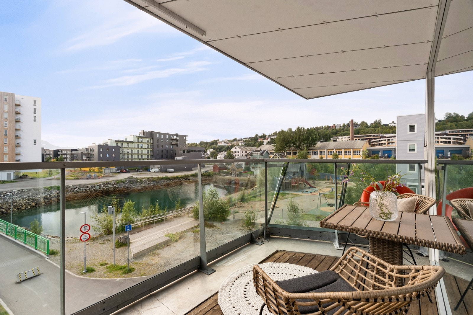 Verandaen har strålende solforhold.