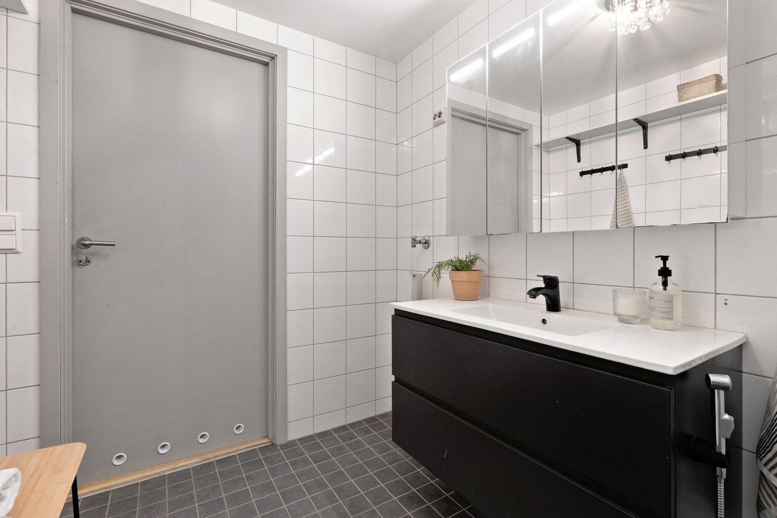 Badet er utstyrt med innredning med praktisk skuffer og speilskap som gir deg god oppbevaringsplass.