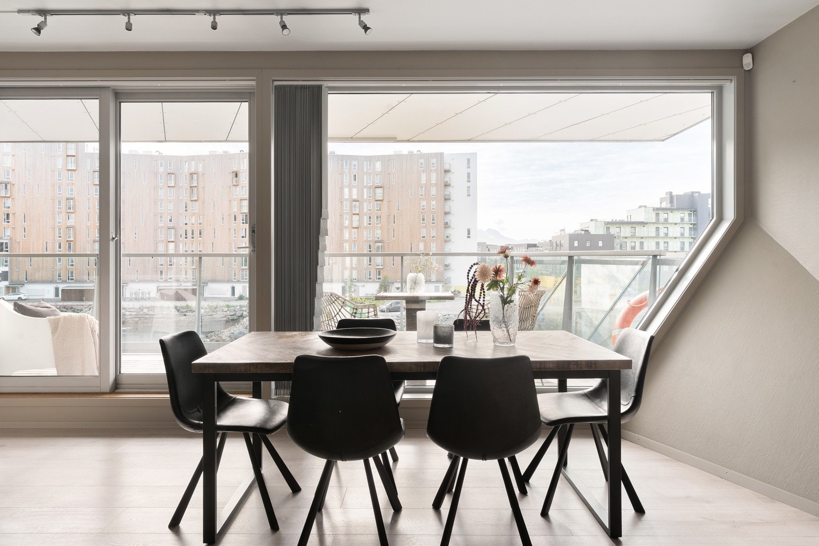 Vannbåren gulvvarme og balansert ventilasjon i leiligheten.
