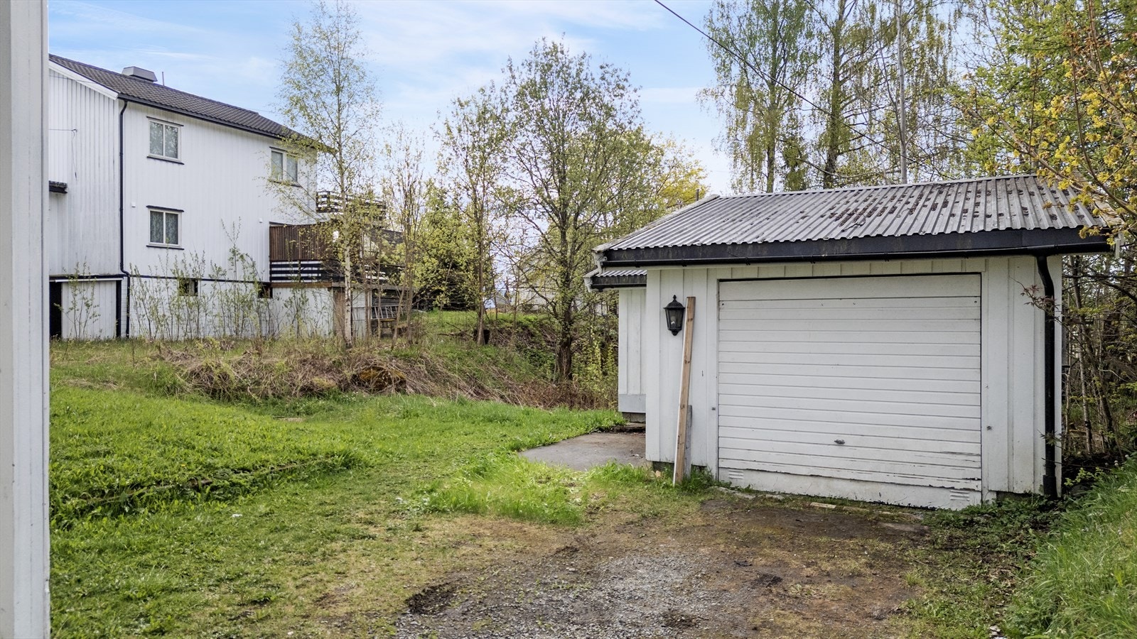 Enkel garasje på eiendommen. Galleribilde