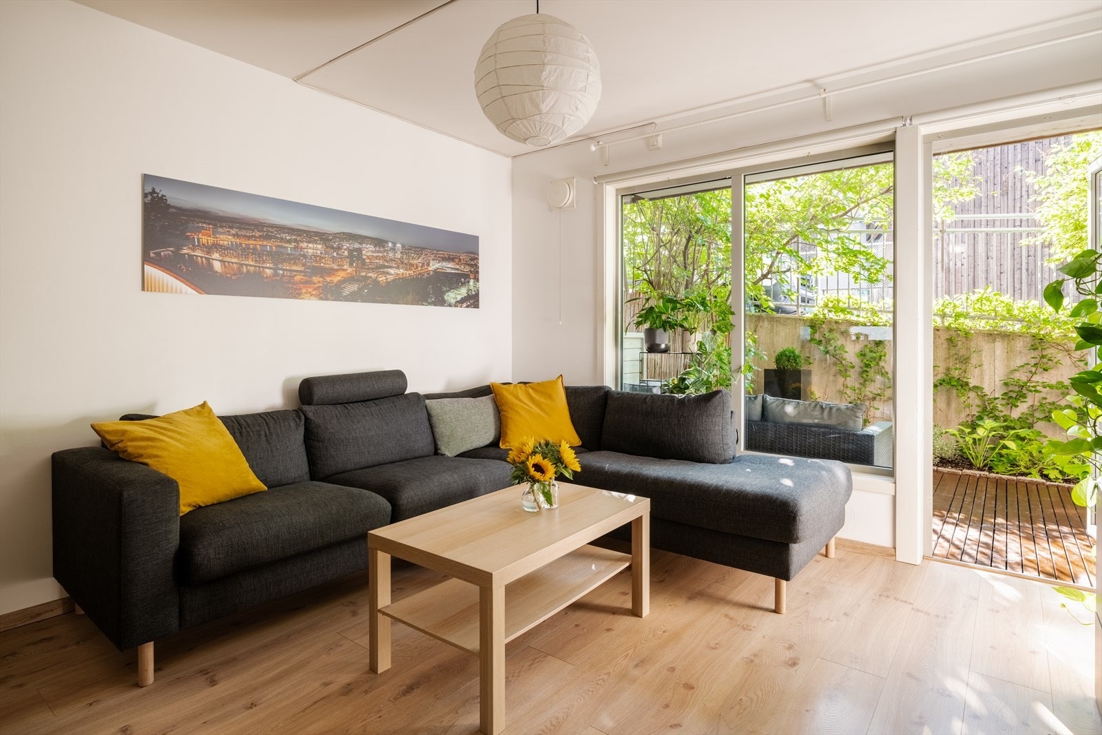 Store vindusflater og dør mot terrassen slipper inn rikelig med dagslys. Galleribilde
